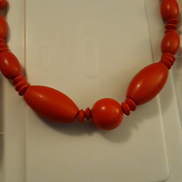 Red wooden bead necklace - Picture 4 of 4